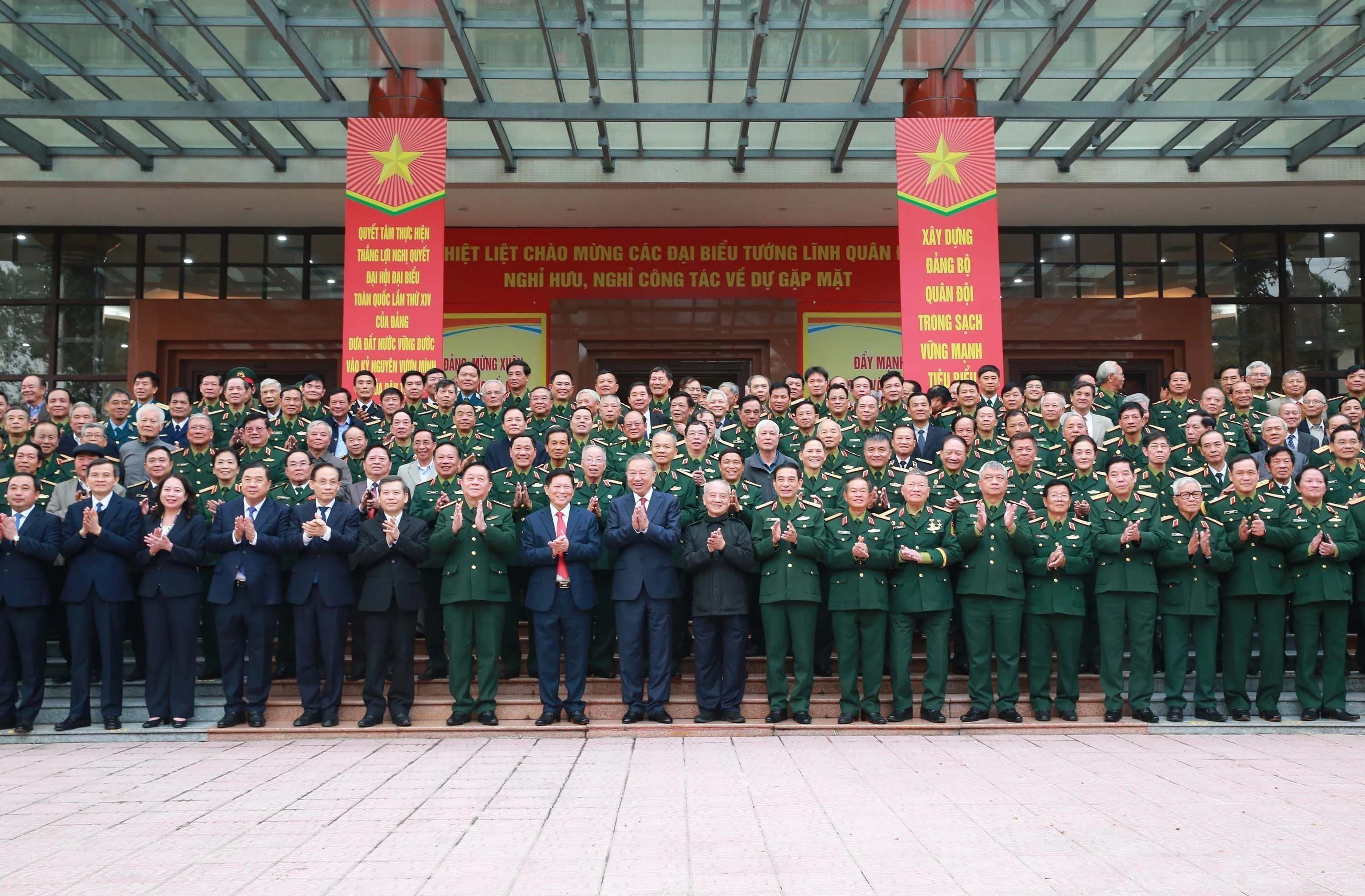 Генсек То Лам с делегатами на встрече (Фото: ВИА)