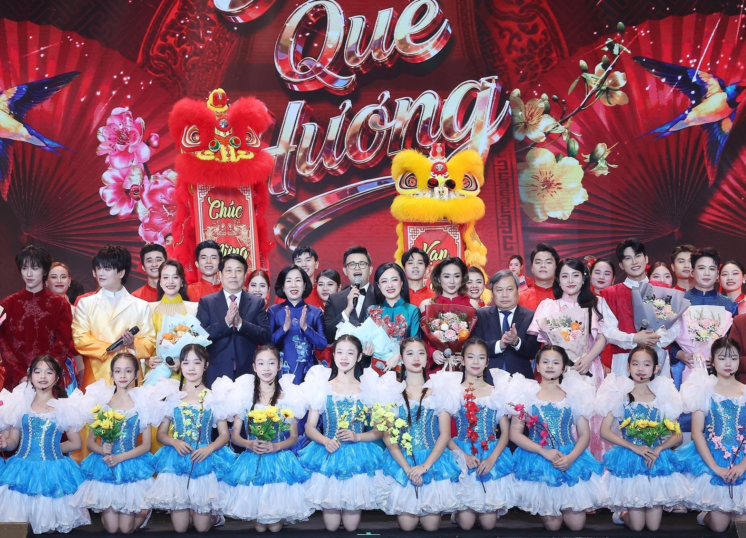 Президент Лыонг Кыонг и его супруга вместе с делегатами и артистами на специальной художественной программе «Весна на Родине – 2026» (Фото: ВИА)