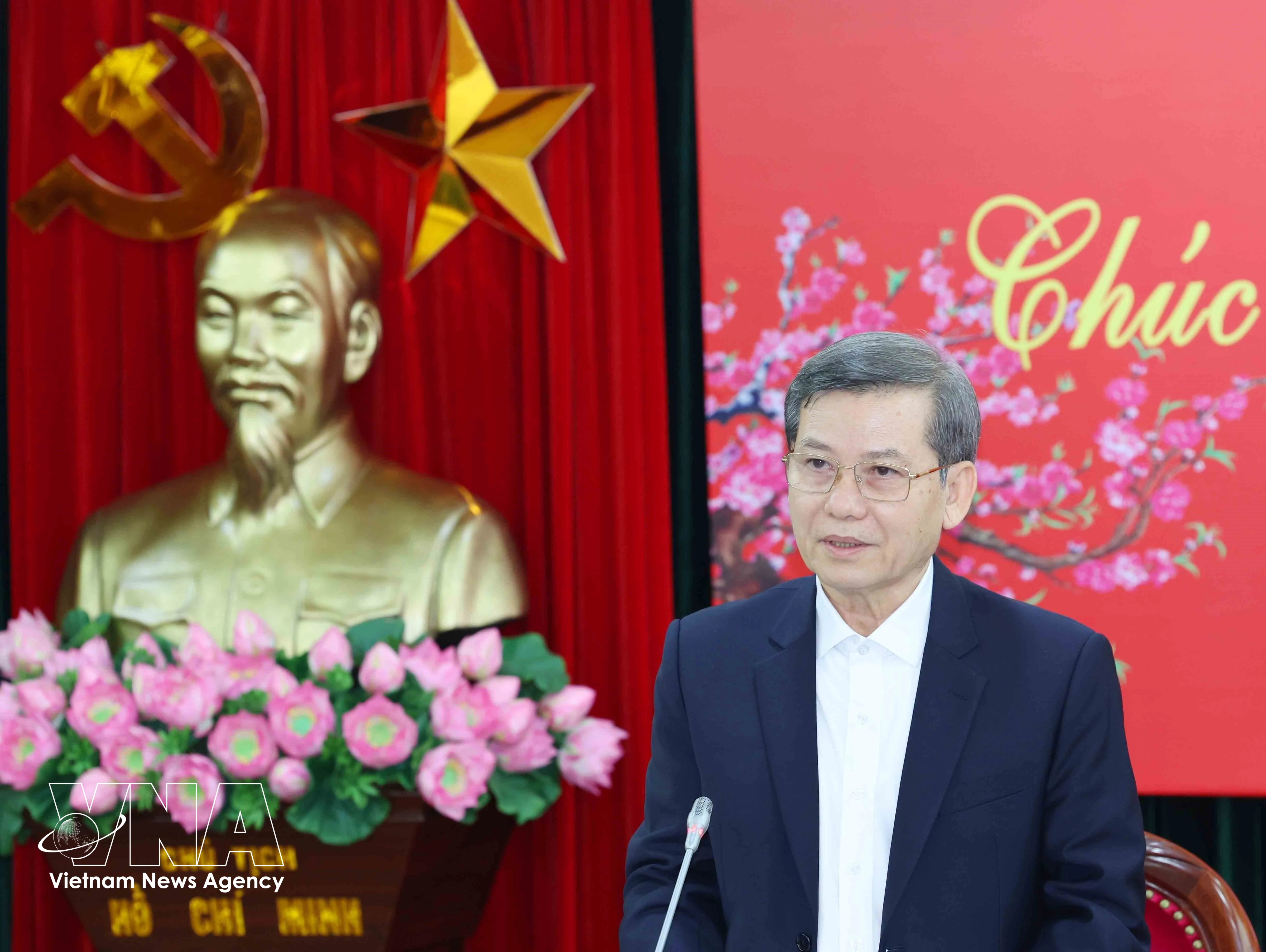 Товарищ Ле Минь Чи, член Политбюро, секретарь ЦК КПВ, заведующий Отдела ЦК по внутренним делам, заместитель постоянного руководителя Центрального руководящего комитета по профилактике и борьбе с коррупцией, расточительством и негативными проявлениями, провёл заседание (Фото: ВИА)