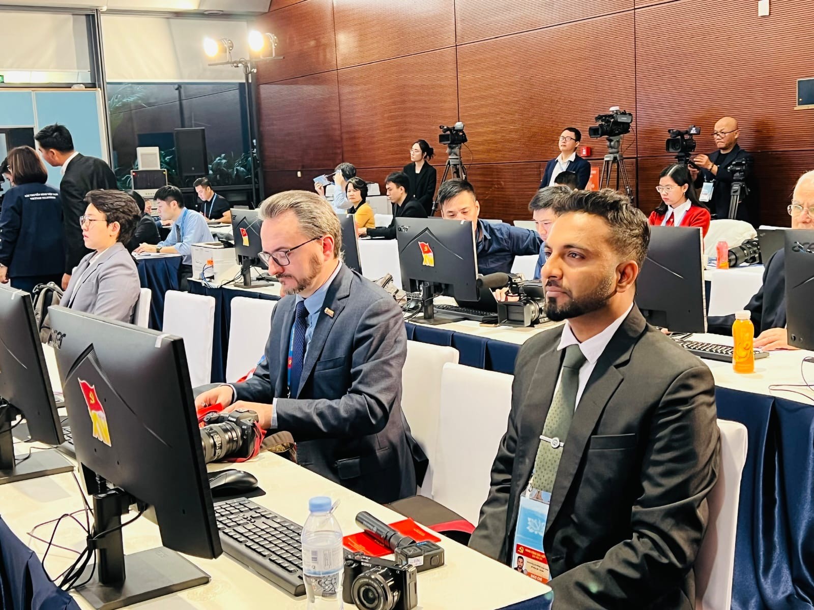 Международные представители наблюдают за работой XIV съезда в Национальном конференц-центре (Фото: ВИА)