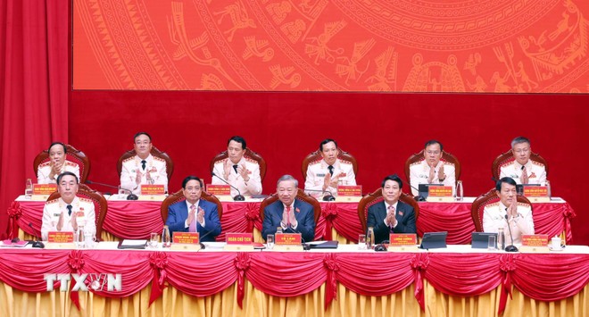 Генеральный секретарь То Лам, Президент Лыонг Кыонг и Премьер-министр Фам Минь Тьинь приняли участие в работе Президиума, руководившего съездом. (Фото: ВИА)