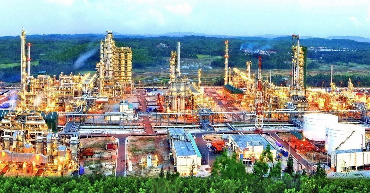 Нефтеперерабатывающий завод Зунгкуат (пров. Куангнгай) – первый и второй по величине нефтеперерабатывающий завод во Вьетнаме, играющий важную роль в национальной промышленности (2011 г.) (Фото: ВИА) anh-3.jpg