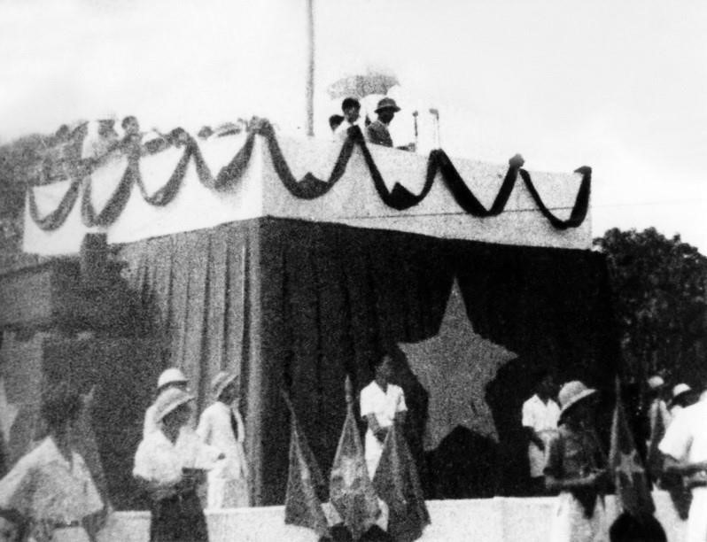 Утром 2 сентября 1945 года на исторической площади Бадинь Президент Хо Ши Мин провозгласил Декларацию независимости, провозгласив создание Демократической Республики Вьетнам и заявив перед народом и всем миром: «Вьетнам имеет право быть свободной и независимой страной, и фактически стал ею. Весь вьетнамский народ полон решимости использовать всю свою духовную и физическую силу, жизнь и имущество для защиты свободы и независимости» (Фото: ВИА) cmt8-5-ava.jpg