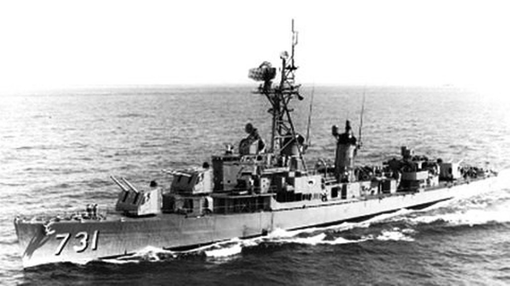 Первая победа 2 и 5 августа 1964 года — эпический пролог истории ВМС, когда три маленьких торпедных катера отважно атаковали эсминец «Мэддокс». Эта битва стала началом духа «осмелиться сражаться, уметь сражаться и решительно побеждать» — ориентиром для всех последующих действий ВМС Вьетнама. На фото: американский эсминец «Мэддокс» (DD-731), вторгшийся в территориальные воды Вьетнама 2 августа 1964 г. (Фото: международные архивы) 01a-chien-thang-tran-dau-cua-hai-quan-nhan-dan-viet-nam-chien-thang-cua-ban-linh-va-tri-tue-viet-nam-8187663.jpg