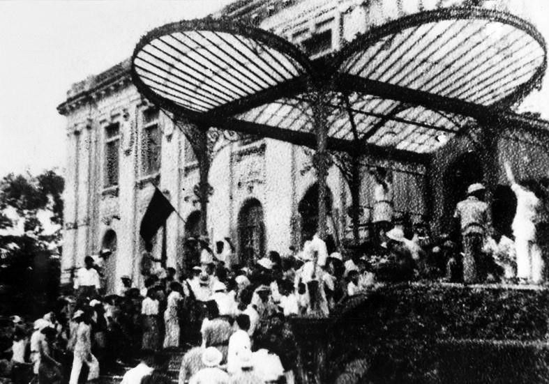 19 августа 1945 года после митинга на площади у Оперного театра народ столицы захватил резиденцию генерал-губернатора Северного Вьетнама – штаб французской марионеточной администрации. Августовская революция стала важным историческим уроком, открыв новую эпоху во Вьетнаме — эпоху, когда народ стал хозяином своей страны и собственной судьбы (Фото: ВИА) cmt8-4.jpg