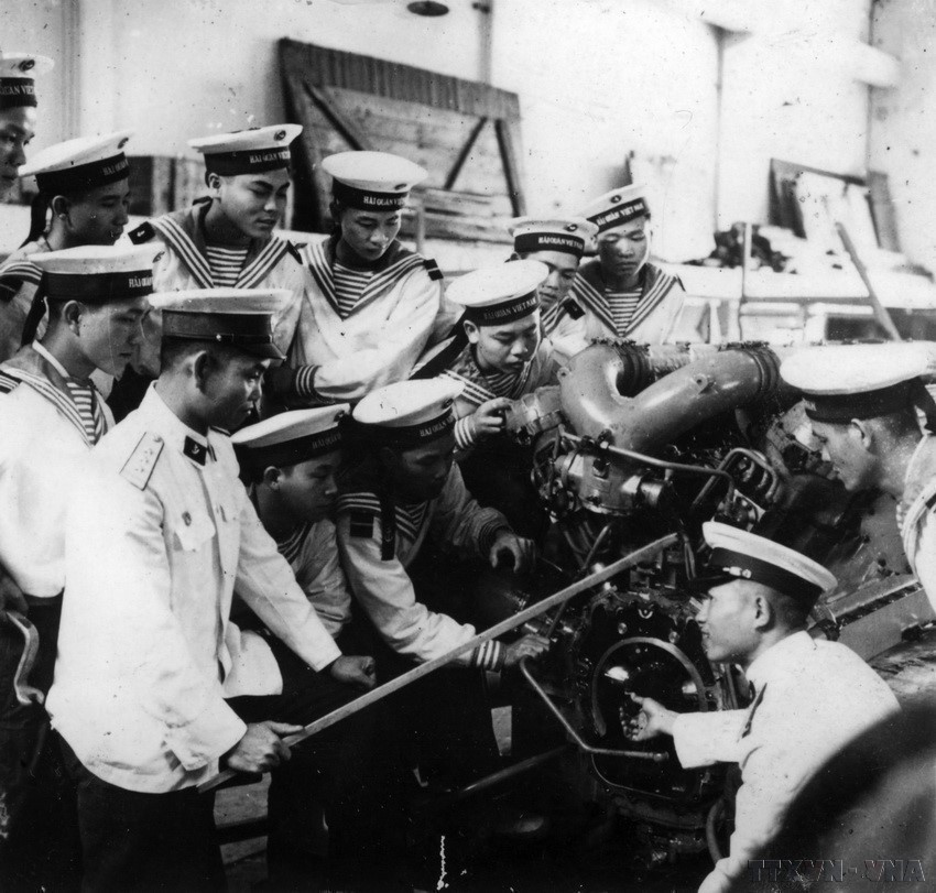 Офицеры и моряки изучают устройство и принципы работы оборудования (1960 г.) (Фото: ВИА) 04-chien-thang-tran-dau-cua-hai-quan-nhan-dan-viet-nam-chien-thang-cua-ban-linh-va-tri-tue-viet-nam-8187670.jpg