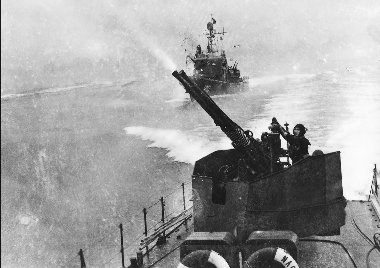 Боевой корабль ВМС Вьетнама отражает налёт американской авиации в Лакчыонг (провинция Тханьхоа), 5 августа 1964 г (Фото: архивы ВМС) 03-chien-thang-tran-dau-cua-hai-quan-nhan-dan-viet-nam-chien-thang-cua-ban-linh-va-tri-tue-viet-nam-8187669.jpg
