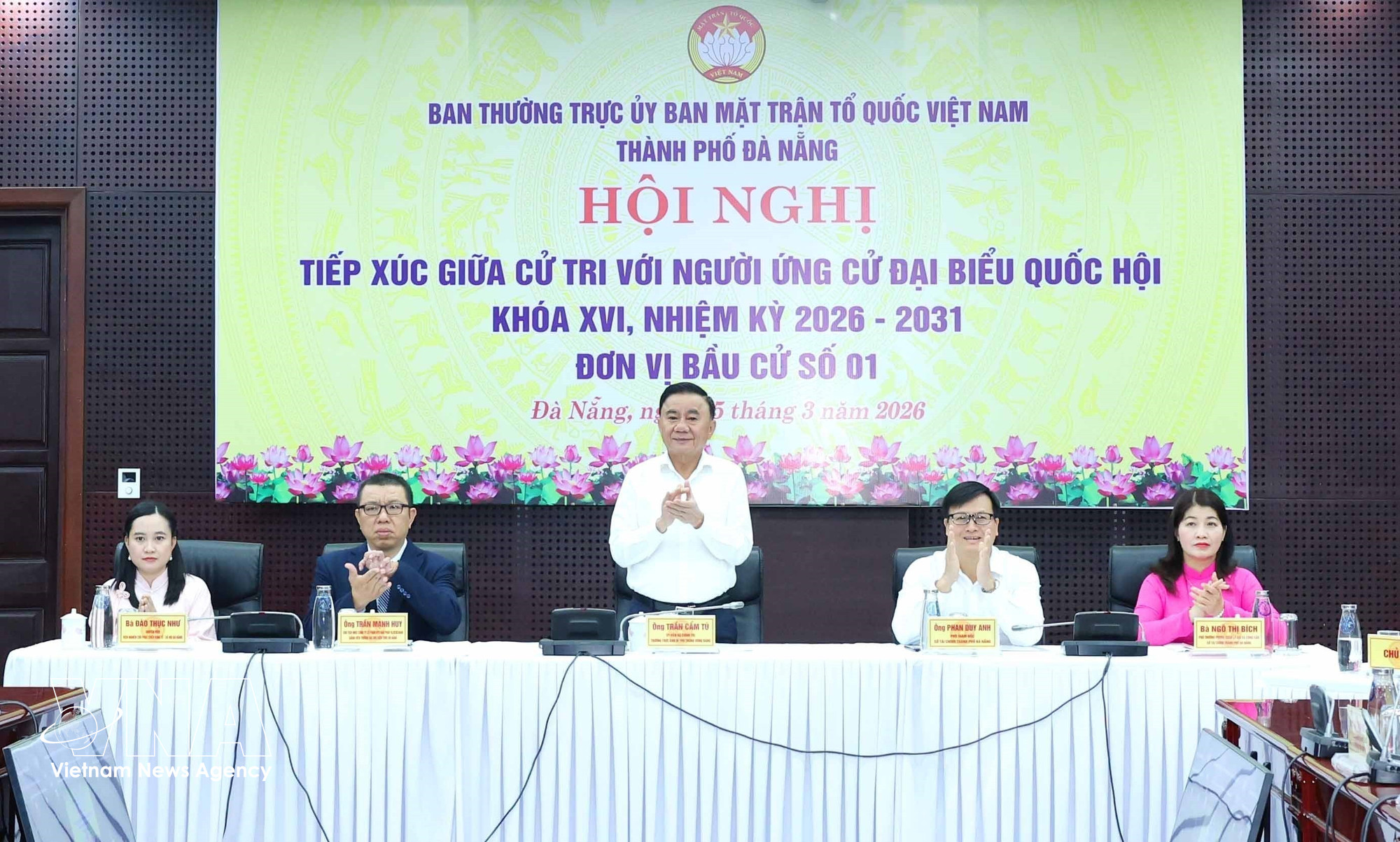 vnanet-potal-thuong-truc-ban-bi-thu-tran-cam-tu-tiep-xuc-truc-tuyen-giua-cu-tri-voi-nguoi-ung-cu-dai-bieu-quoc-hoi-khoa-xvi-thanh-pho-da-nang-8621936.jpg