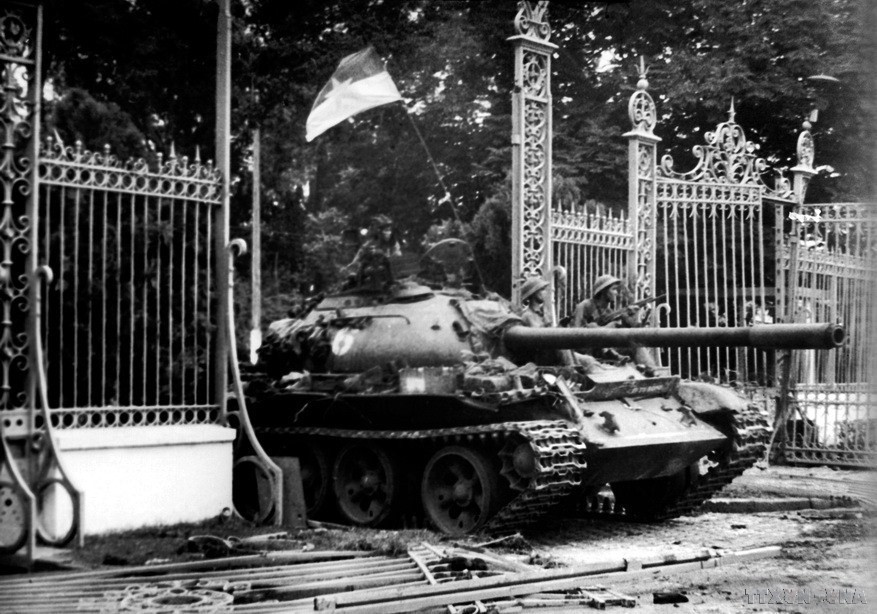 30 апреля 1975 года танки Освободительной армии проломили ворота президентского дворца марионеточного режима в Сайгоне, завершив героический 30-летний поход народа против иностранных захватчиков и полностью объединив страну (Фото: ВИА) cmt8-11.jpg