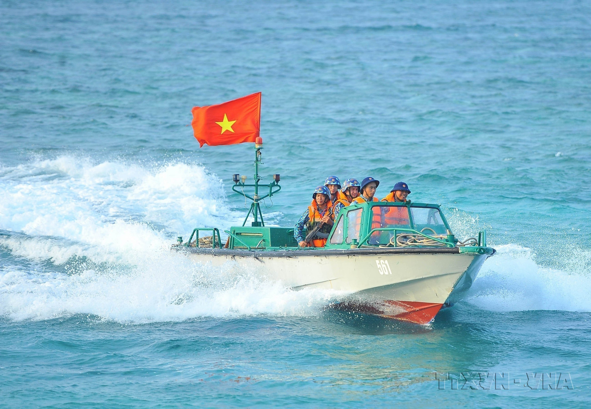 Моряки патрулируют в районе острова Фанвинь B (Фото: ВИА) 11-chien-thang-tran-dau-cua-hai-quan-nhan-dan-viet-nam-chien-thang-cua-ban-linh-va-tri-tue-viet-nam-8187685.jpg