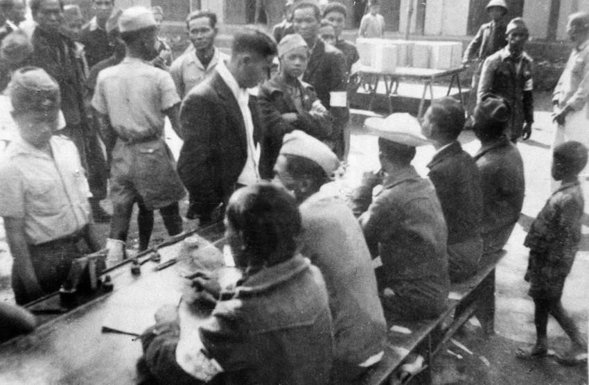 Всего через 5 месяцев после завоевания независимости, откликаясь на Призыв Президента Хо Ши Мина, в духе патриотизма и героического подъёма Августовской революции, все граждане Вьетнама от 18 лет и старше, независимо от пола, богатства, национальности и вероисповедания, приняли участие в первых всеобщих выборах, избрав Национальное собрание по самым демократичным и прогрессивным принципам. На фото: избирательный участок в день Всеобщих выборов 6 января 1946 года (Фото: архив ВИА) cmt8-8.jpg