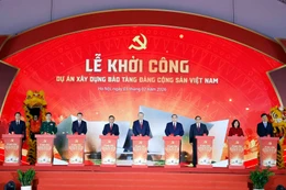 Генсекретарь То Лам и Премьер-министр Фам Минь Тьинь приняли участие в церемонии закладки фундамента проекта строительства Музея КПВ (Фото: ВИА)