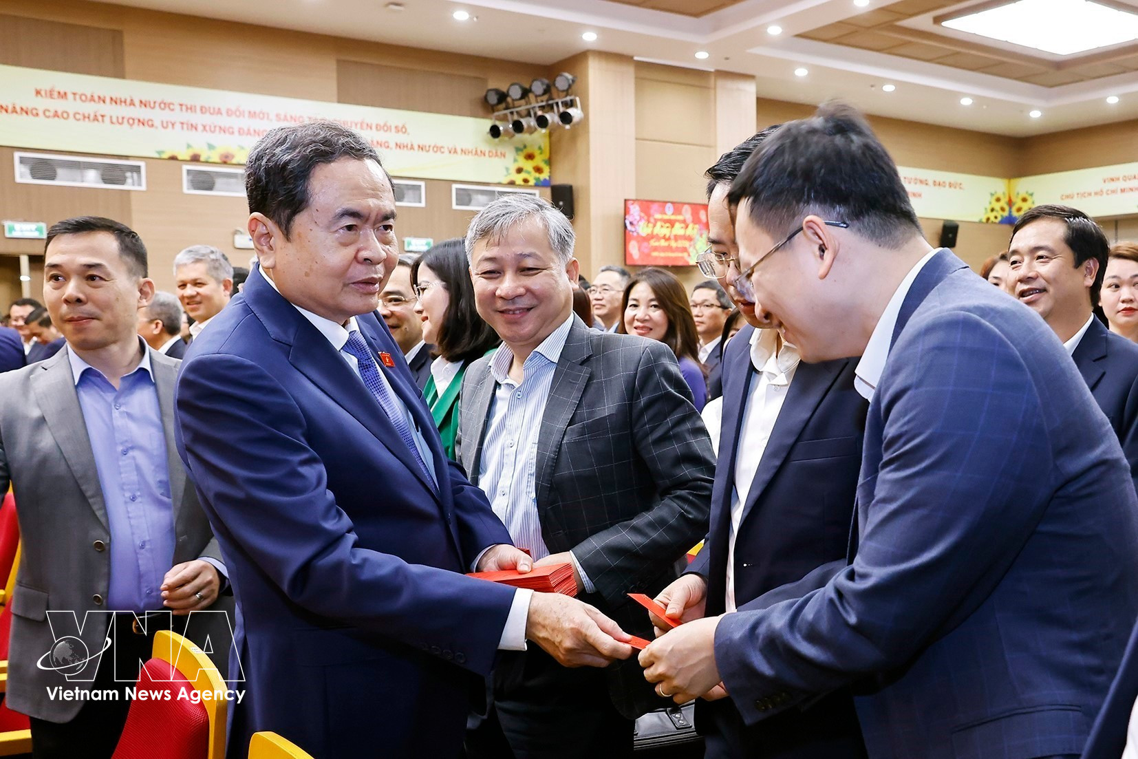 Председатель Национального собрания Чан Тхань Ман поздравил с Тэтом сотрудников Государственного аудита. (Фото: ВИА)