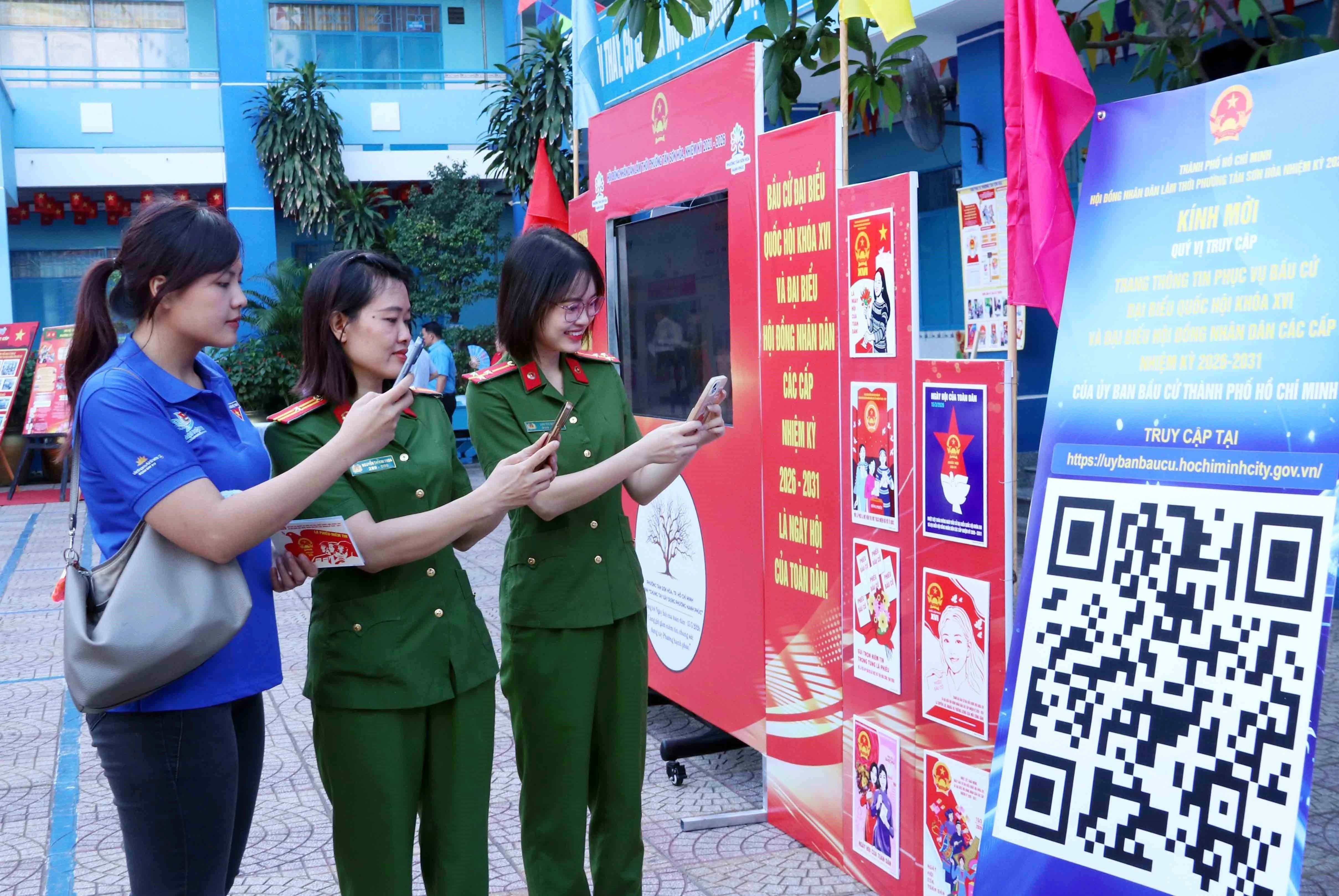 Молодые избиратели Хошимина сканируют QR-код для участия в онлайн-викторине по Закону о выборах. (Фото: ВИА)