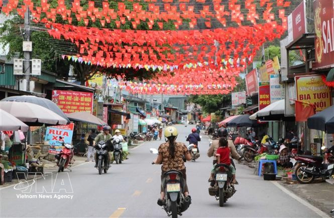 На многих дорогах в центре общины и в деревнях Патан (Лайчау) развеваются ярко-красные флаги Партии и Государственный флаг. (Фото: ВИА)