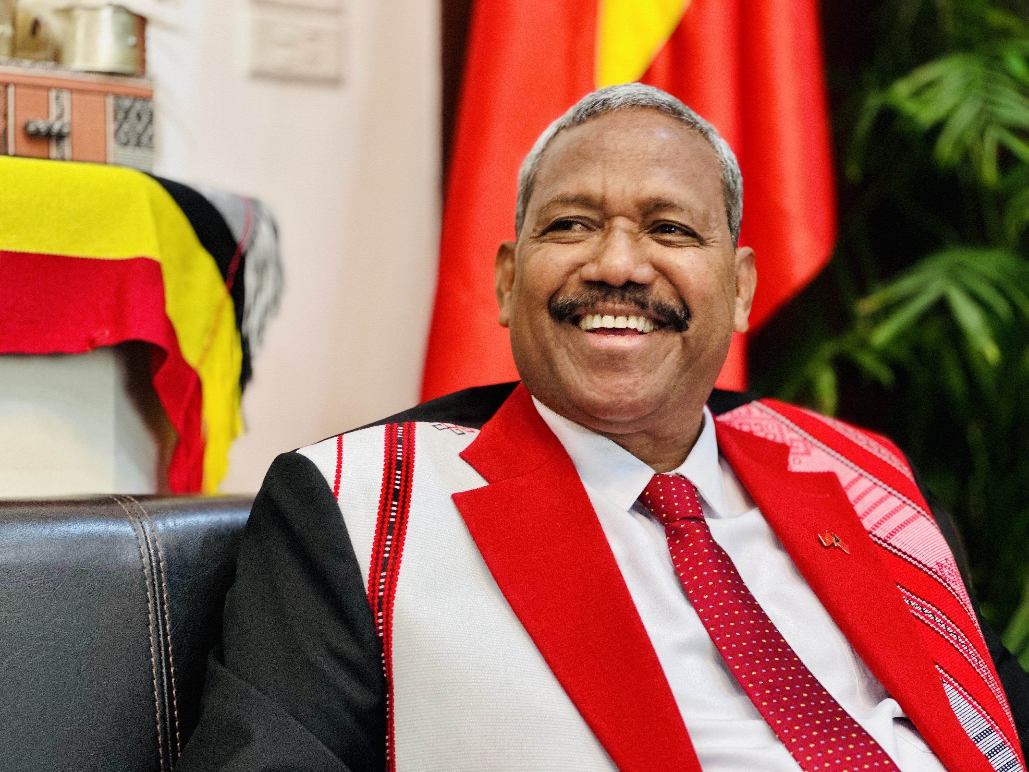 Посол Тимора-Лешти во Вьетнаме Жуан Перейра отвечает на вопросы корреспондента ВИА. (Фото: ВИА)