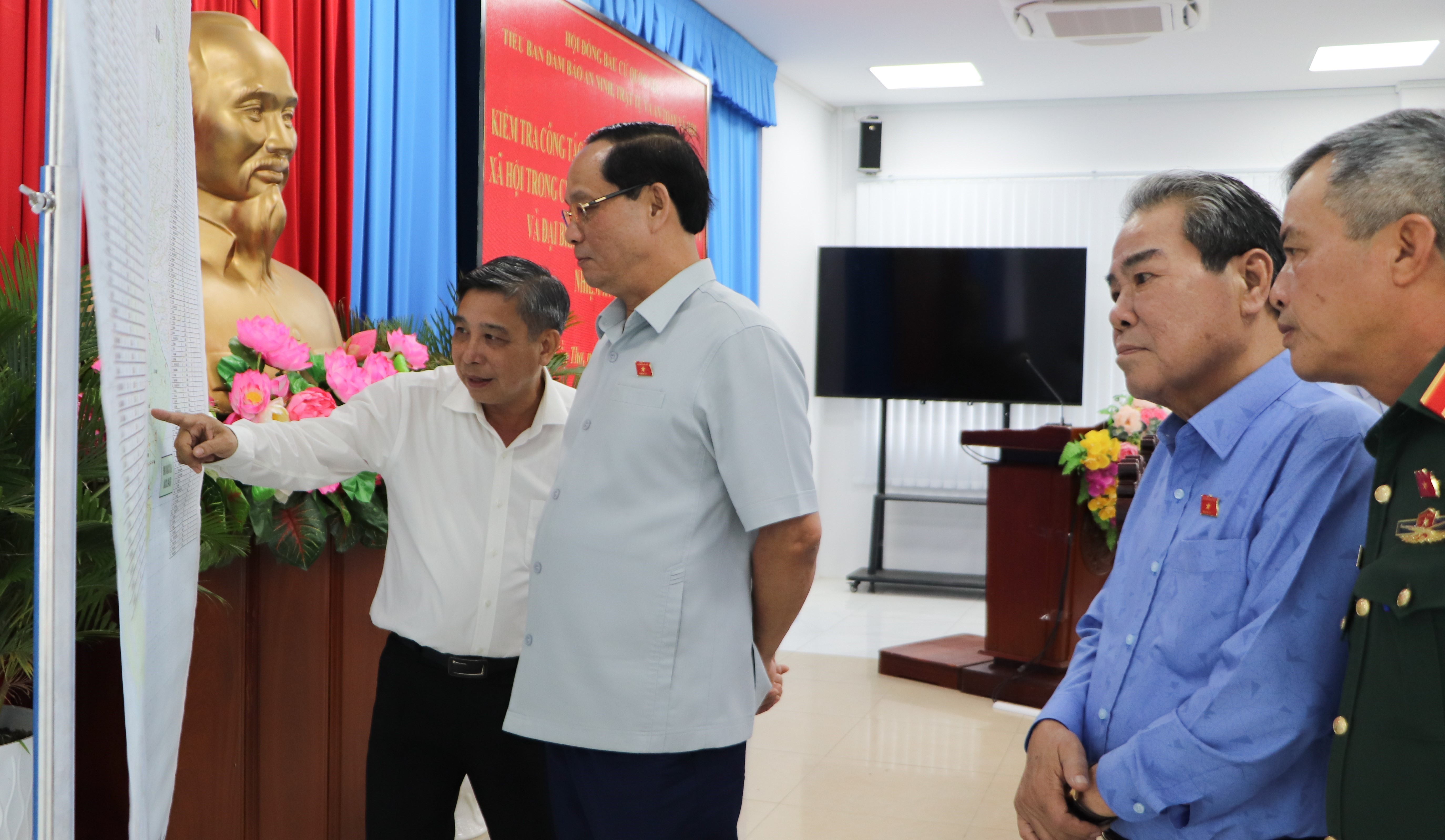 Заместитель Председателя Национального собрания Чан Куанг Фыонг проверяет карту избирательных участков на территории города Кантхо. (Фото: ВИА)
