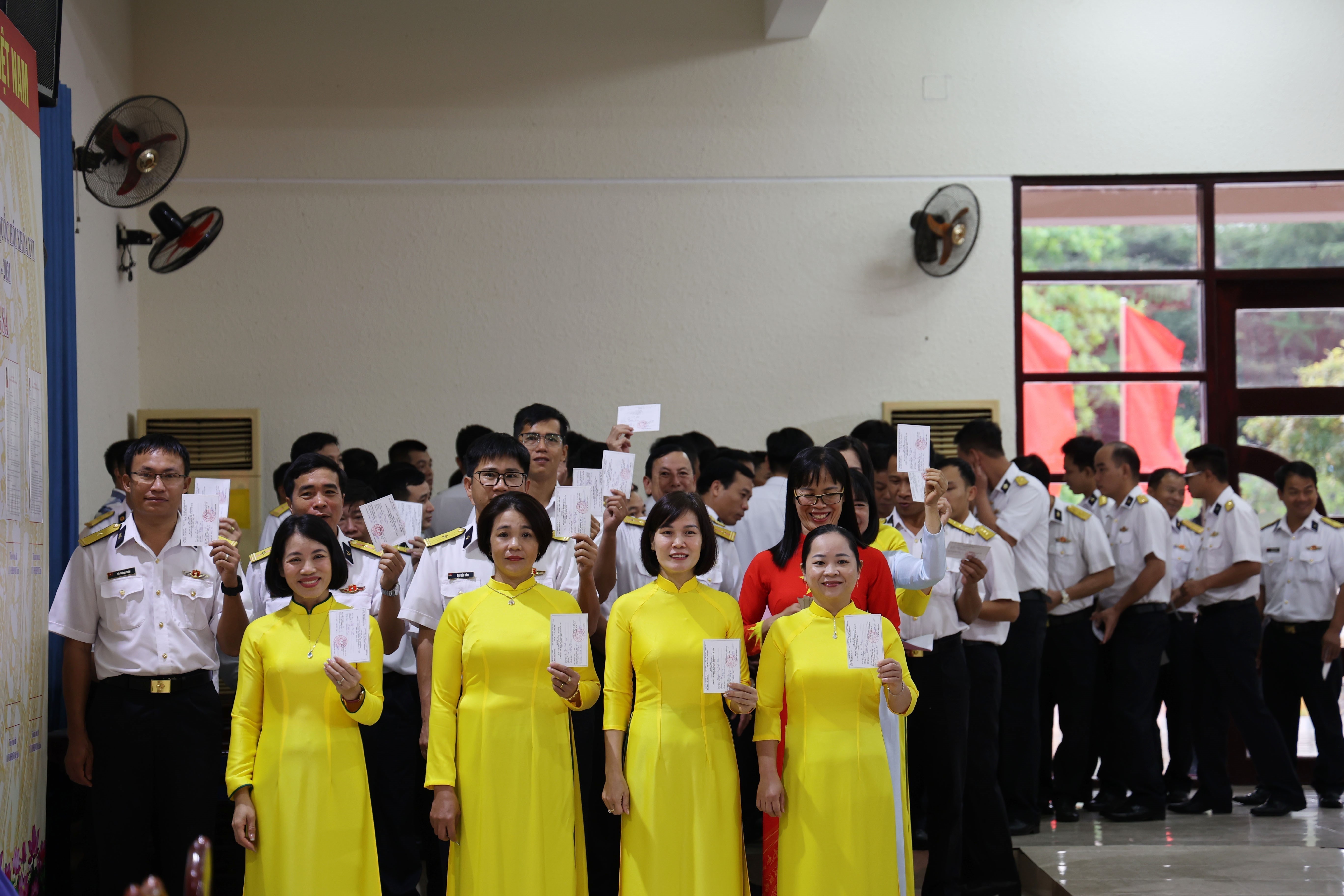 Военнослужащие и жители Чыонгша участвуют в голосовании на избирательном участке № 1 специальной административной зоны Чыонгша. (Фото: ВИА)