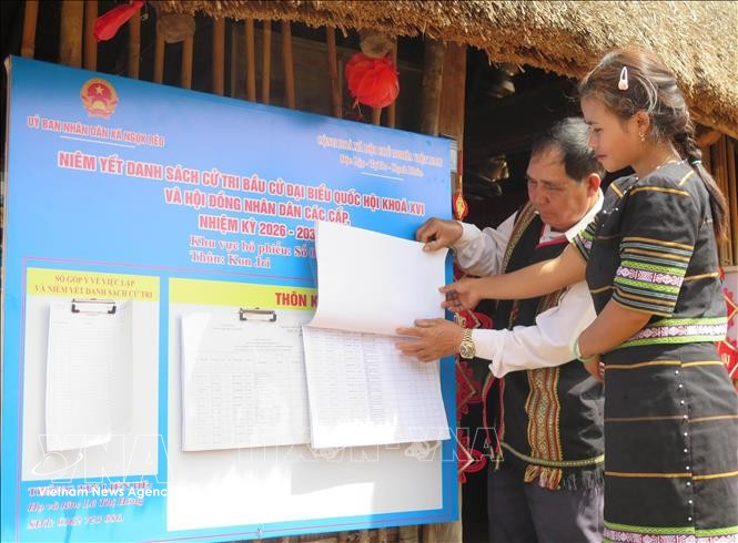 Списки избирателей и кандидатов в депутаты вывешены публично в общинных домах «няронг» деревень для ознакомления жителей в провинции Куангнгай. (Фото: ВИА)