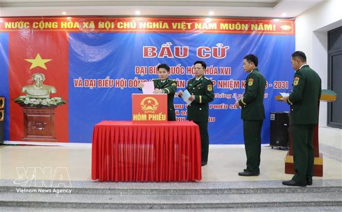 Избиратели пограничной заставы Заошан (провинция Лайчау) голосуют на выборах депутатов Национального собрания XVI созыва и депутатов Народных советов всех уровней на срок 2026–2031 годов. (Фото: ВИА)