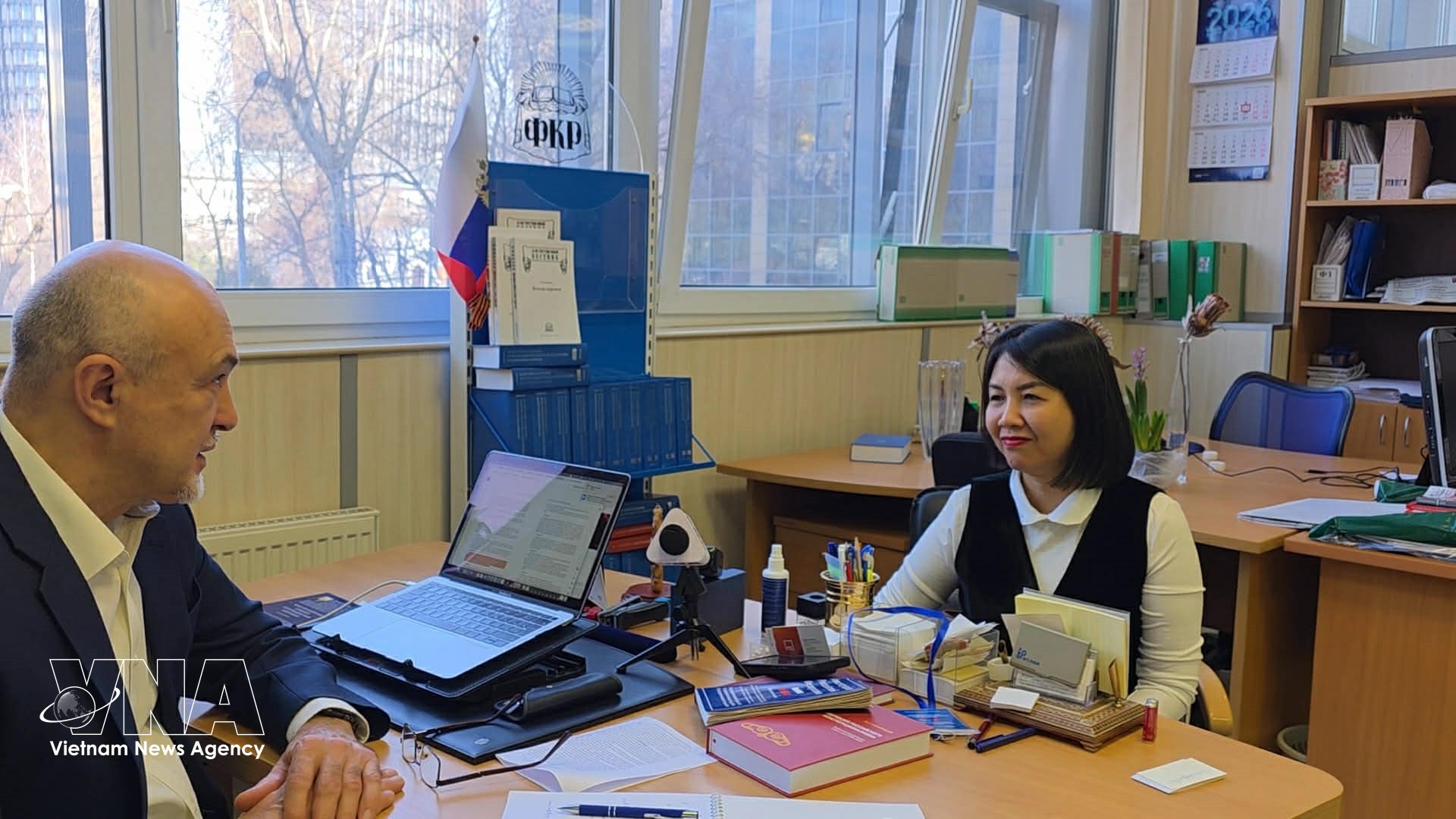 Доктор Олег Румянцев отвечает на вопросы корреспондента ВИА. (Фото: ВИА)