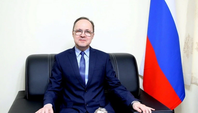 Посол Российской Федерации во Вьетнаме Г. С. Бездетко отвечает на вопросы прессы. (Фото: ВИА)