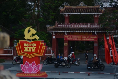 Баннеры и украшения в честь XIV партийного съезда в центральных парках города Хюэ. (Фото: ВИА)