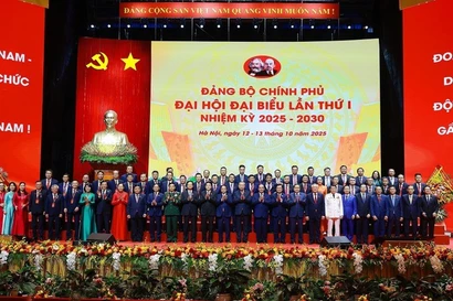 Генеральный секретарь То Лам вместе с руководителями Партии и государства и делегатами участвует в I съезде партийной организации Правительства. (Фото: ВИА)