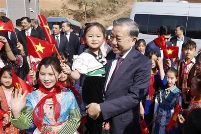 Генеральный секретарь То Лам с учащимися Межуровневой начальной и средней школы-интерната Сипафин. (Фото: ВИА).