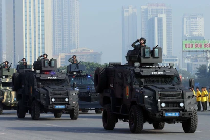 Колонна боевых и антитеррористических машин, а также бронеавтомобилей спецназа полиции участвует в параде специальной техники Министерства общественной безопасности на церемонии. (Фото: ВИА)