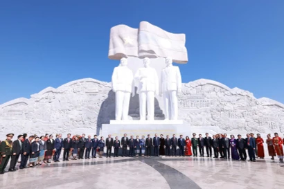 Генеральный секретарь То Лам вместе с Генеральным секретарём, Президентом Лаоса Тхонглуном Сисулитом приняли участие в церемонии открытия Парка дружбы Лаос – Вьетнам. (Фото: ВИА).