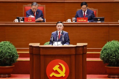 Член Политбюро и постоянный член Секретариата Центрального комитета КПВ Чан Кам Ту представляет доклад о результатах руководства и правления Центрального комитета XIII созыва. (Фото: ВИА)