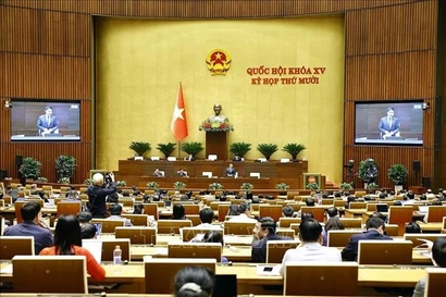 Министр финансов Нгуен Ван Тханг дал разъяснения и прояснил ряд вопросов, поднятых депутатами Национального собрания. (Фото: ВИА).