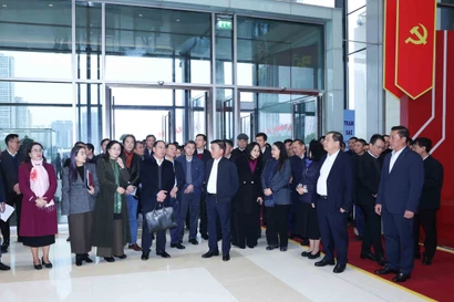 Постоянный член Секретариата Чан Кам Ту проверяет работу по подготовке к XIV Всевьетнамскому партийному съезду в Национальном конференц-центре. (Фото: ВИА)