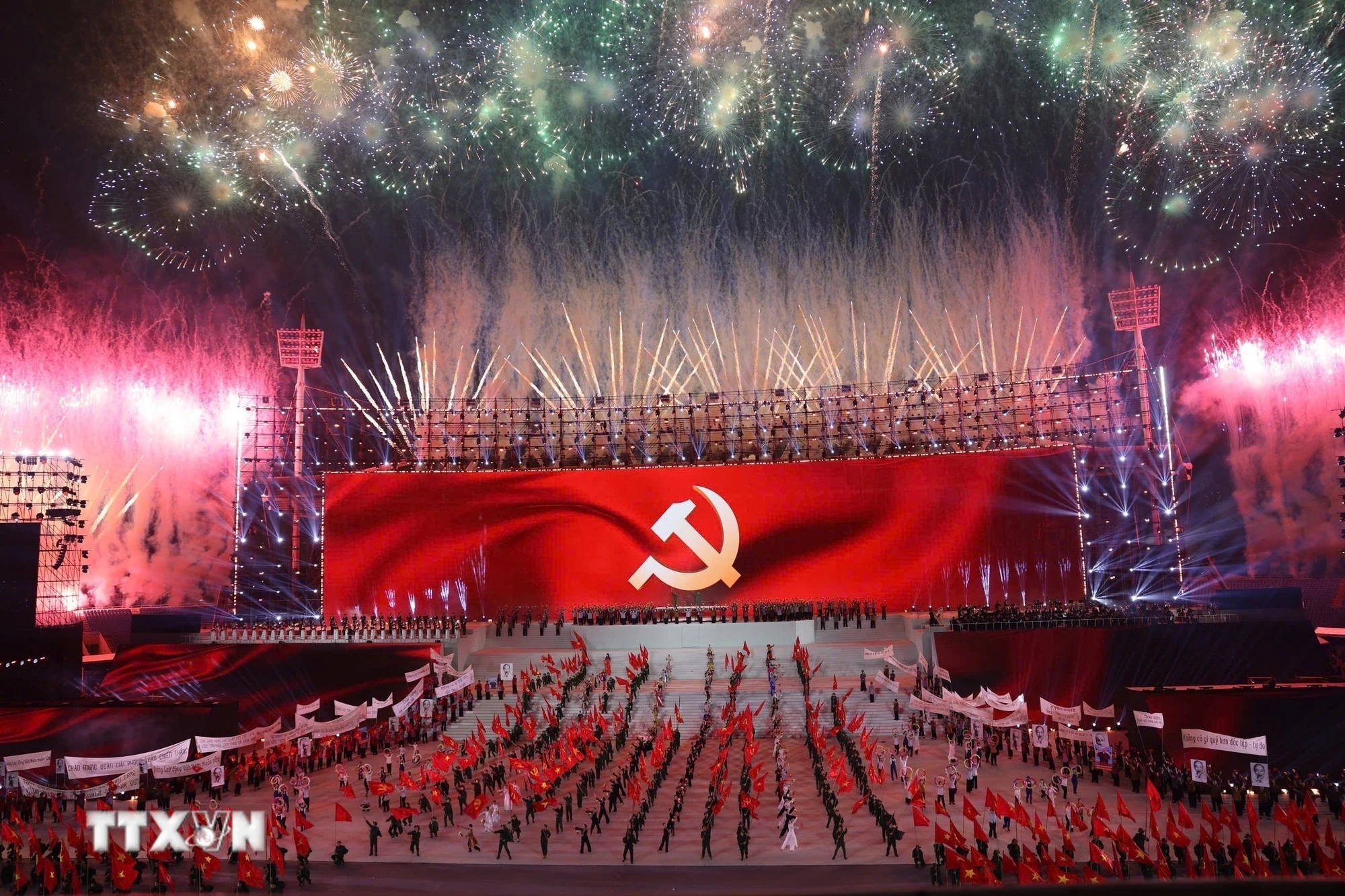 Яркое масштабное художественное фейерверк-шоу, словно величественная героическая симфония, приветствует успех XIV Всевьетнамского партийного съезда. (Фото: ВИА)
