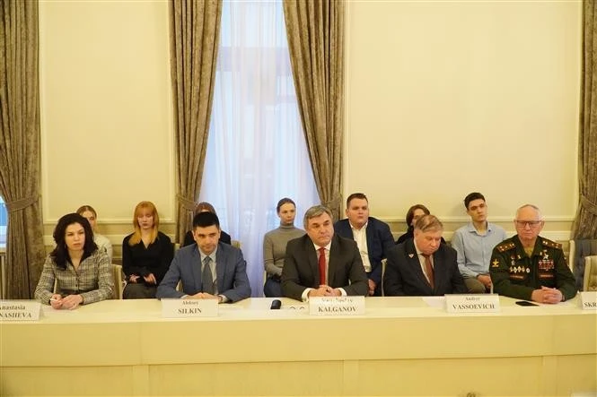 Заместитель председателя Комитета по внешним связям Санкт-Петербурга Вячеслав Калганов (в центре) на семинаре. (Фото: ВИА)