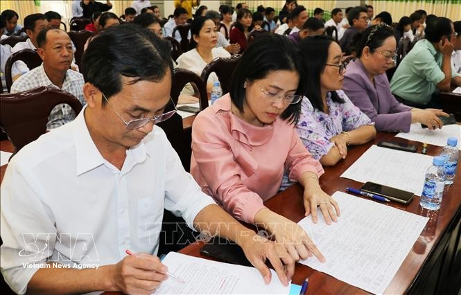 Делегаты знакомятся с краткими биографическими справками кандидатов в депутаты Национального собрания (НС) XVI созыва. (Фото: ВИА)