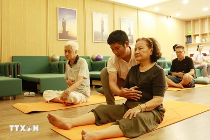 Пожилые люди участвуют в мероприятиях в дневном центре ухода за пожилыми. (Фото: ВИА)