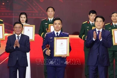 Президент государства Лыонг Кыонг и постоянный член Секретариата Чан Кам Ту вручают премию категории «А» лауреатам — авторам и авторским коллективам. (Фото: ВИА)