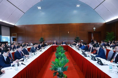 Во второй половине дня 20 января 2026 года, продолжая программу работы XIV Всевьетнамского партийного съезда КПВ, делегаты работали в своих делегациях, обсуждая документы, выносимые на Съезд. (Фото: ВИА)