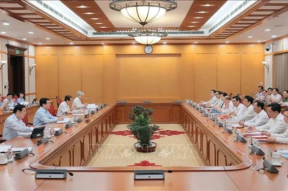 Товарищ Лыонг Кыонг, член Политбюро, Президент государства, возглавил рабочее заседание Политбюро с Постоянным комитетом провинциального парткома Футхо. (Фото: ВИА)