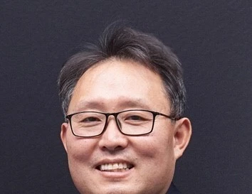 Профессор, доктор литературоведения Пак Ён Гван, преподаватель факультета вьетнамского языка Университета иностранных языков Хангук (HUFS). (Фото: ВИА)