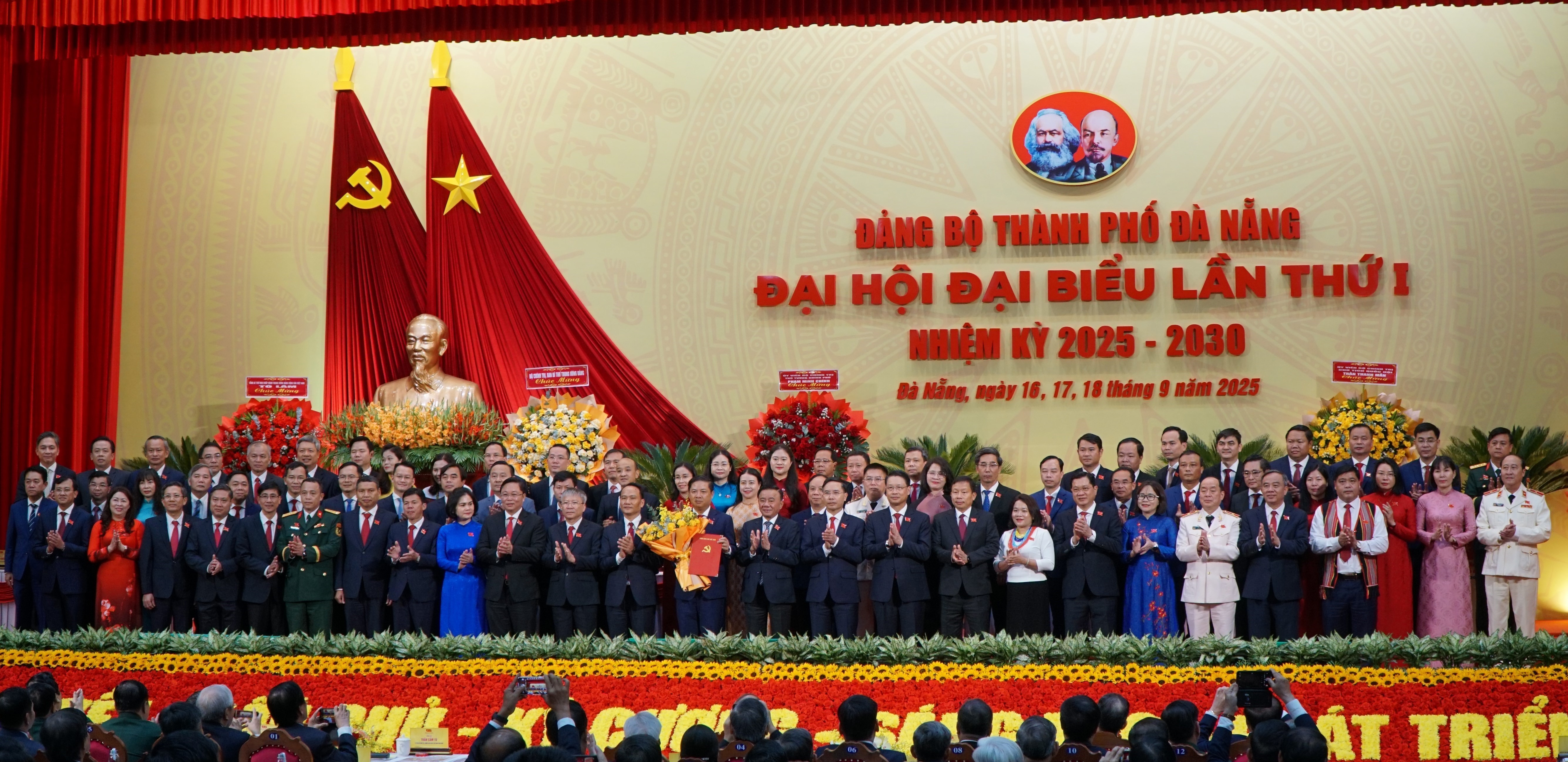 Исполнительный комитет партийной организации города Дананг на период 2025–2030 годов представился съезду. Фото: ВИА