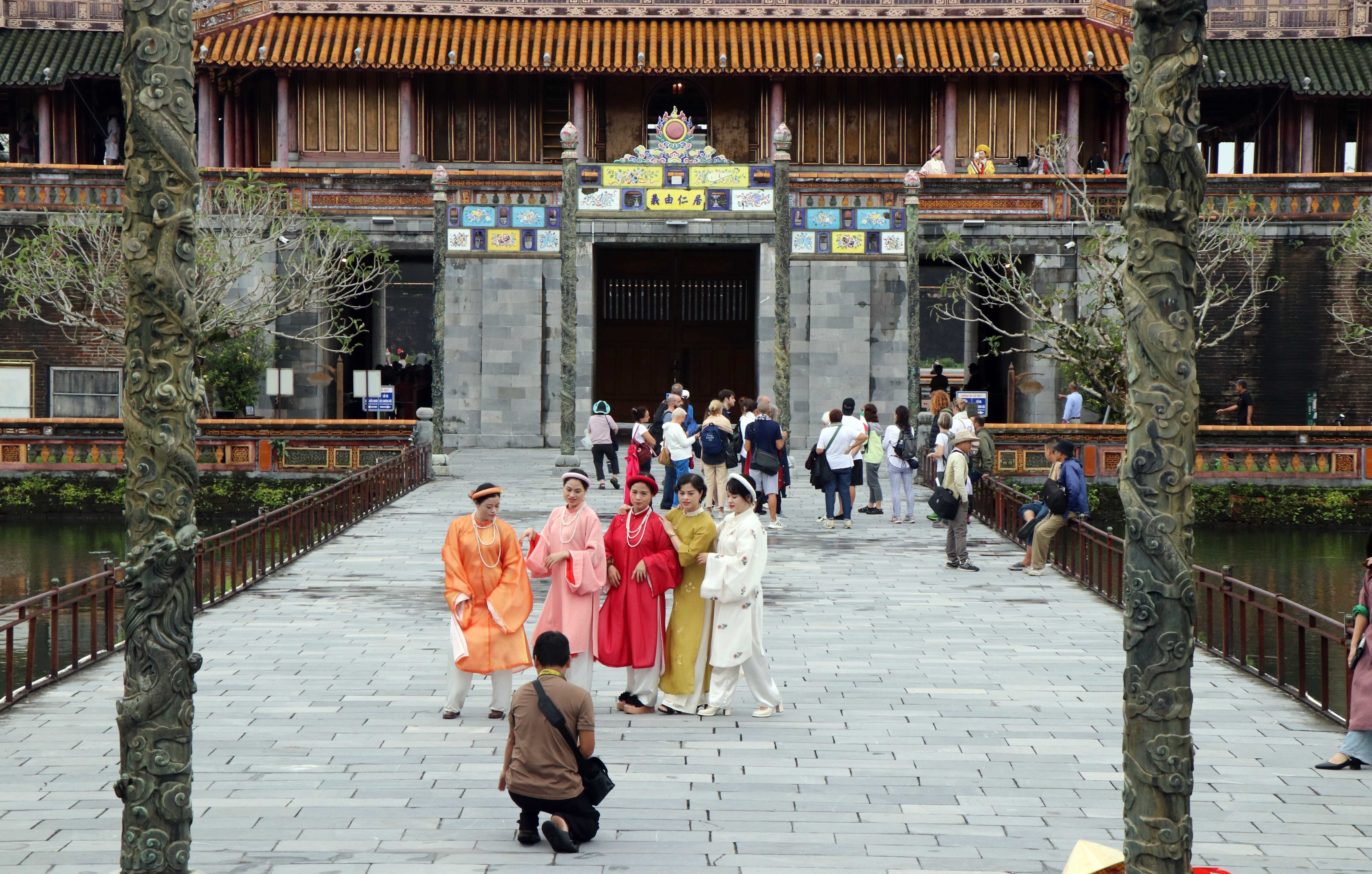 Туристы исследуют императорский дворец в Хюэ. Фото: ВИА.