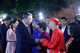 Генеральный секретарь То Лам возложил благовония к памятнику императору Ли Тхай То