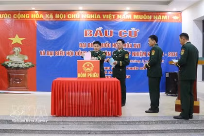 Избиратели пограничной заставы Заошан (провинция Лайчау) голосуют на выборах депутатов Национального собрания XVI созыва и депутатов Народных советов всех уровней на срок 2026–2031 годов. (Фото: ВИА)