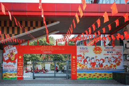 Средняя школа Чу Ван Ан — избирательный участок № 1, квартал Тэйхо, Ханой. (Фото: ВИА)