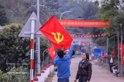 Община Мыонгсай (провинция Шонла) празднично украшена и готова к большому празднику страны. (Фото: ВИА)