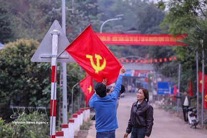 Община Мыонгсай (провинция Шонла) празднично украшена и готова к большому празднику страны. (Фото: ВИА)