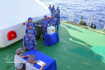 Избиратели на одном из дежурных судов голосуют на выборах. (Фото: ВИА)